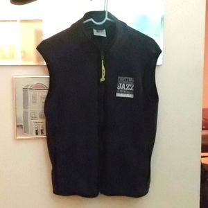 Sleeveless shirt with zipper